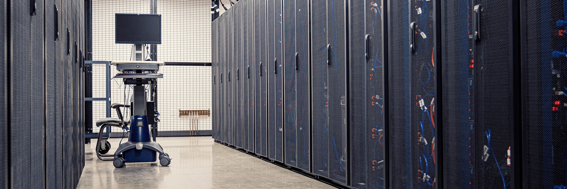 Corredor de racks de servidores num data center