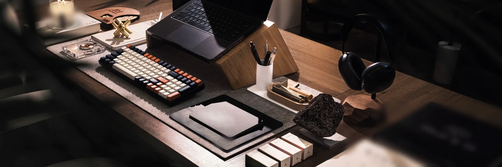 Mesa de trabalho com teclado e equipamentos — a estação que o inventário precisa enxergar