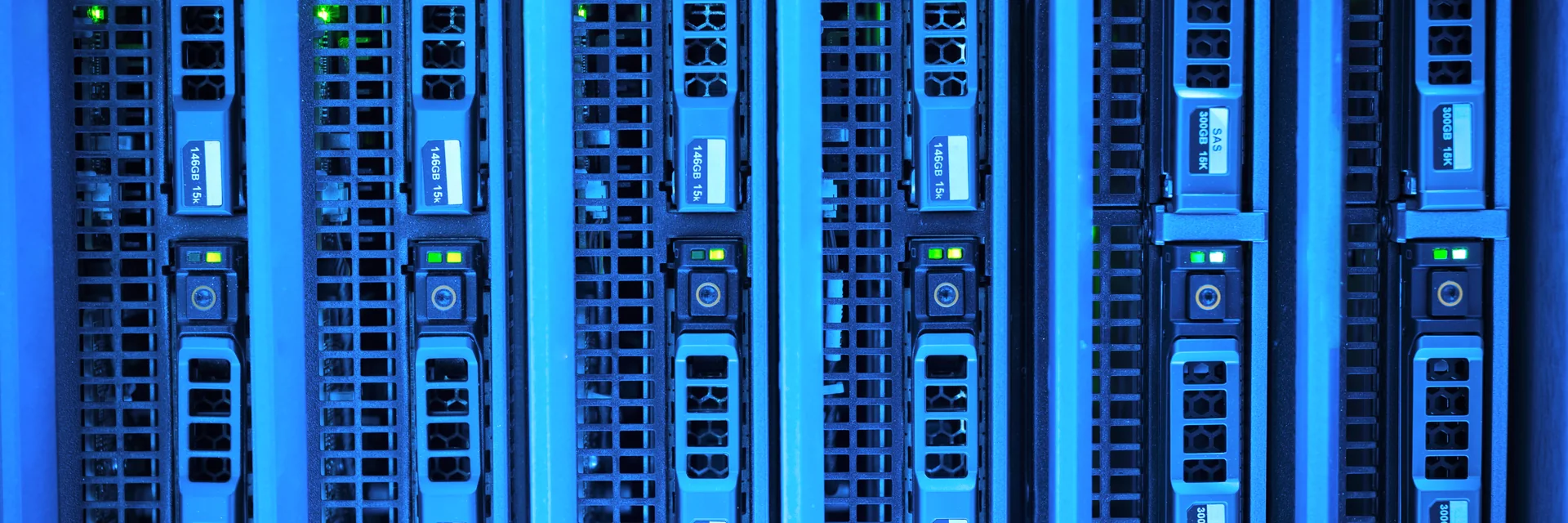 Servidores em rack com iluminação azul